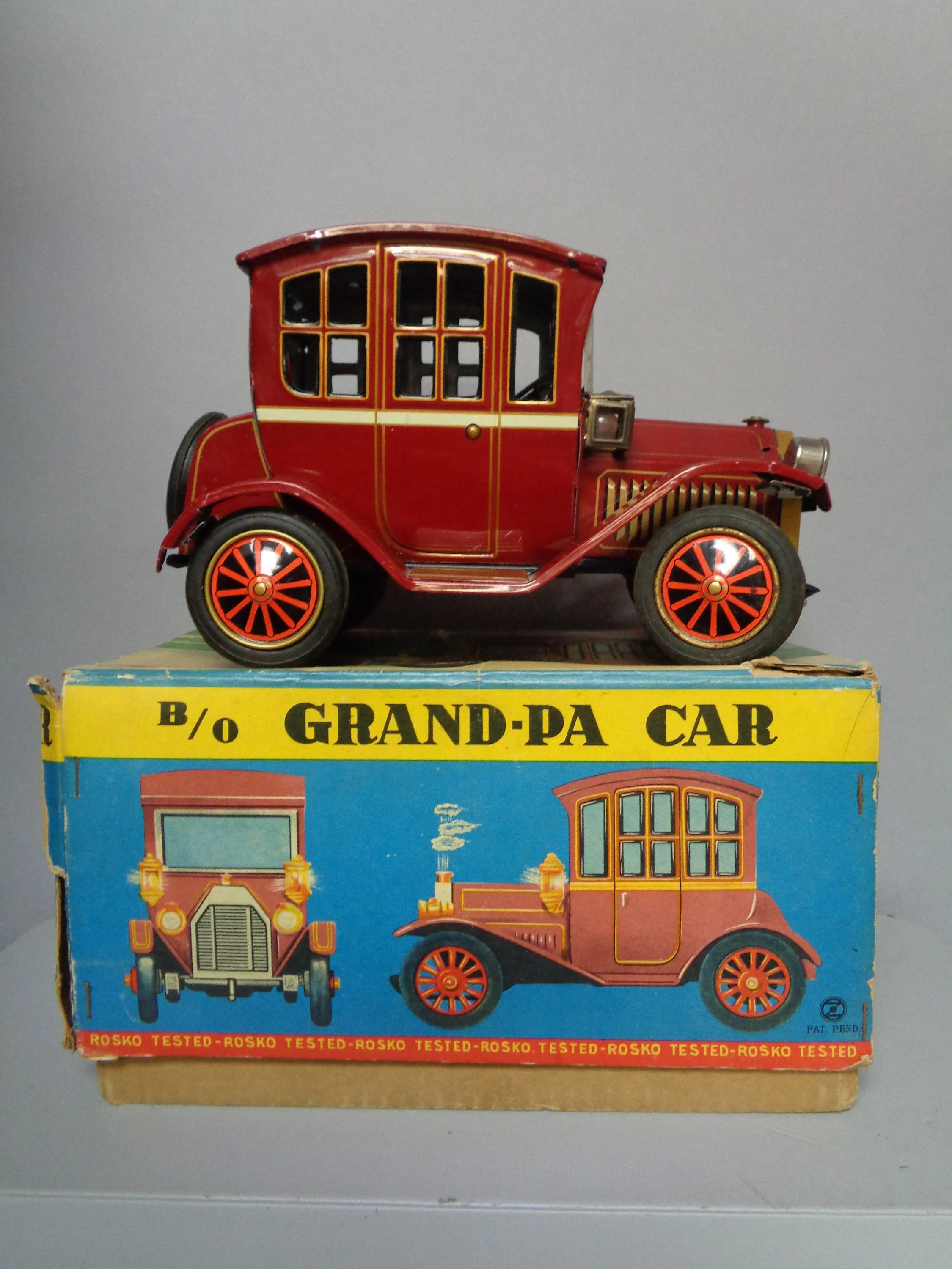 A Gem! GRANDPA CAR, 1440,Battery Operated,Tin litho Toy Car,1960s Made in JAPAN by Rosko,Antique Automobile